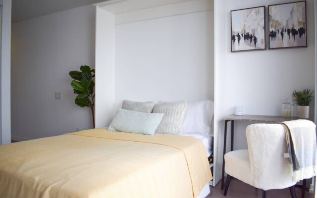 Modern Downtown Studio With City Views Balcony
