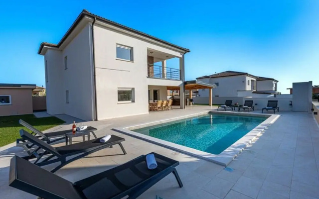 Villa Dvor Comfortable Holiday Residence