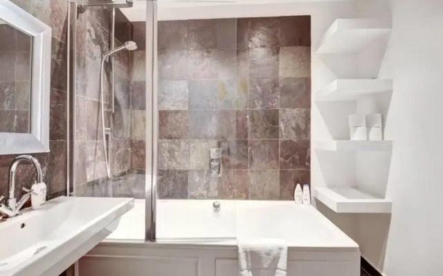 Elegant 2 Bed Apt in Kensington Olympia