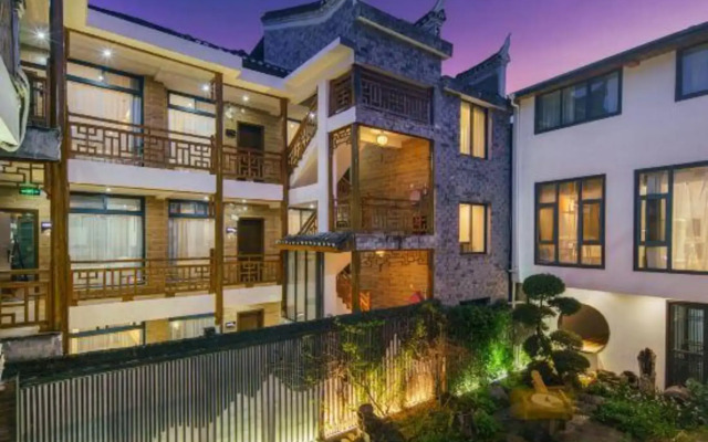 Weijianshan Courtyard Inn