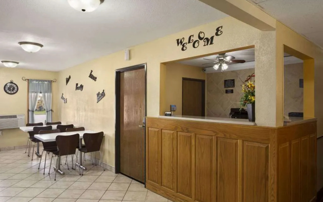 Super 8 by Wyndham Mattoon