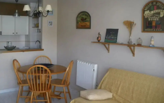 Pretty Apartment Near Roses Beach