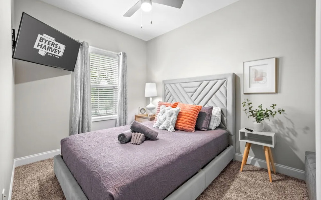 Adam's Downtown Retreat w/ Rooftop Access