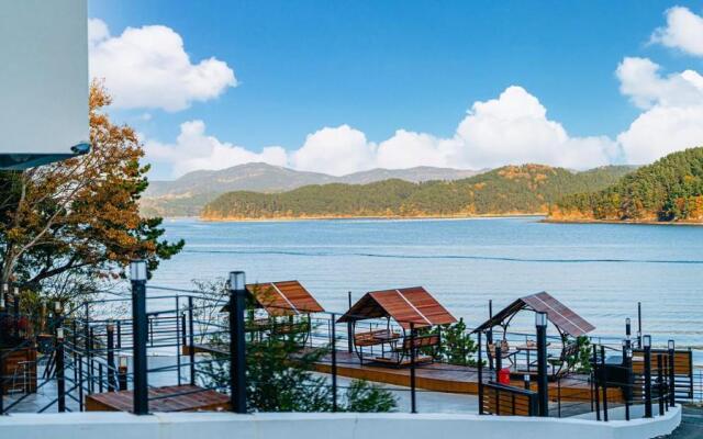 Lacvert Pool Villa Pension