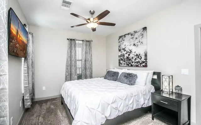 Rooftop Pool, Views, Close to Shops & Dining C4427