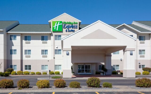 Holiday Inn Express and Suites Stevens Point, an IHG Hotel