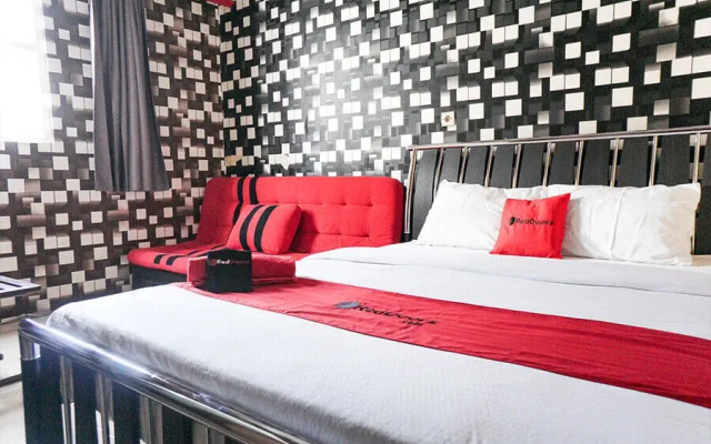 RedDoorz near Alun Alun Batu