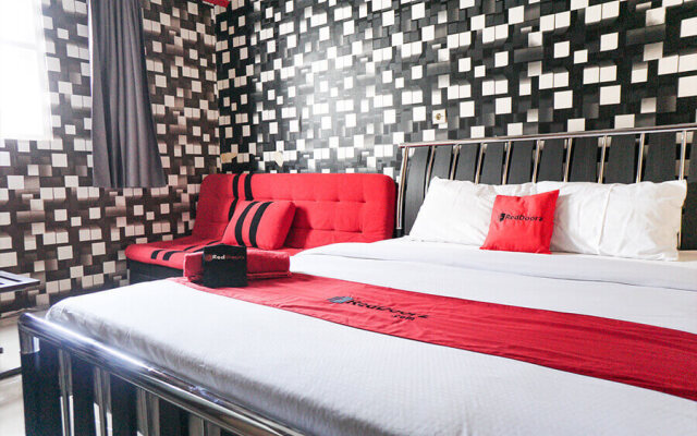 RedDoorz near Alun Alun Batu