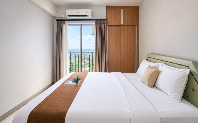 Spacious And Warm Combined Studio Room At Apartment Serpong Greenview – Guest Rooms – Tangerang