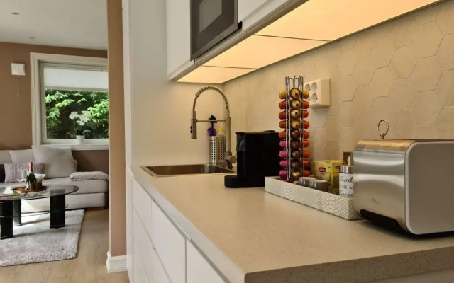 Bright And Modern - 2-bedroom, Central, Free Parking