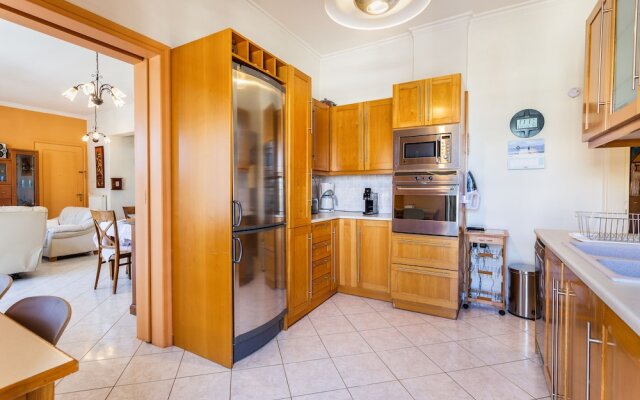 Ranias Luxurious Apartment