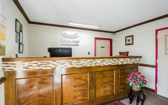 Econo Lodge Colonial