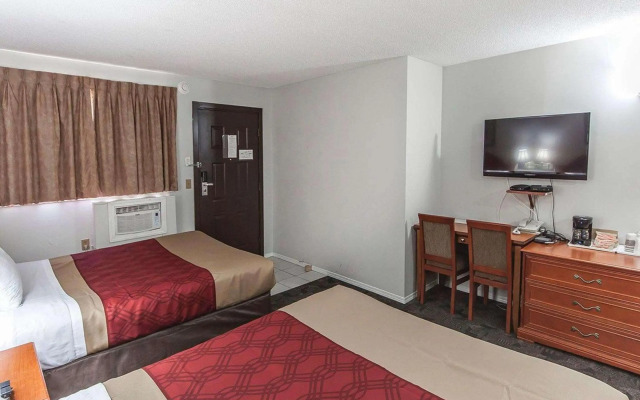 Econo Lodge Inn & Suites