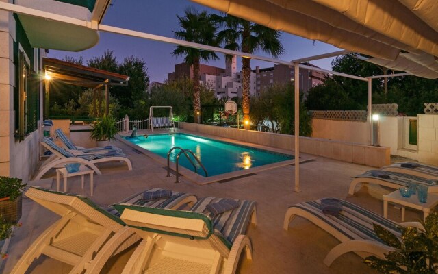 Nice Home in Split With Sauna, Wifi and 7 Bedrooms