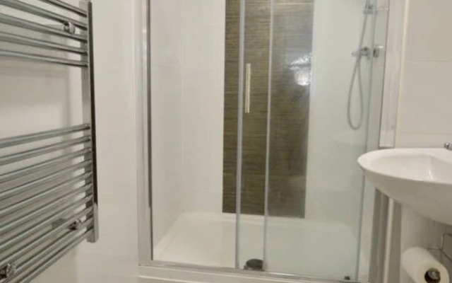 Stylish 2 Bedroom Apartment in Downtown Bristol