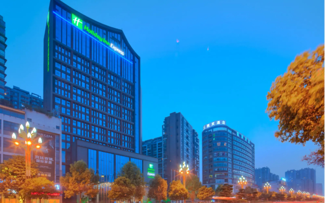 Holiday Inn Express Leshan City Square