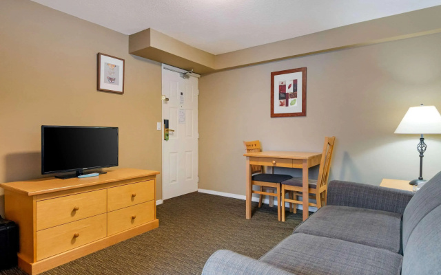 Econo Lodge Inn & Suites
