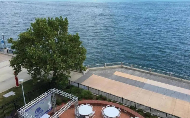 Roberts Riverwalk Urban Resort Hotel