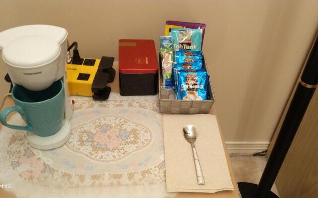 Helen's House / Close to Skytrain and Airport