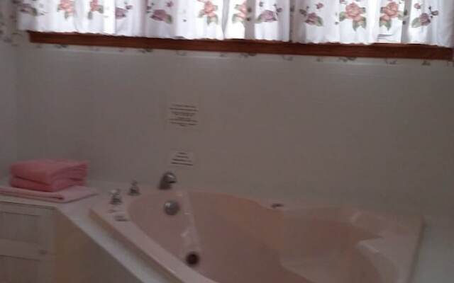 Chestnut Charm Bed & Breakfast