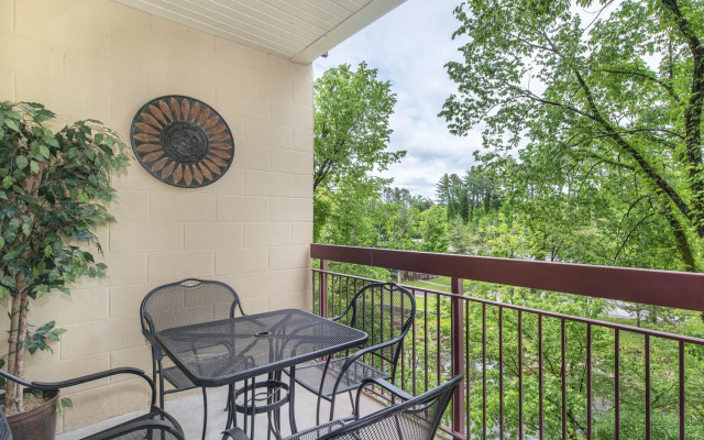 Creekside Tranquility Cedar Lodge 403