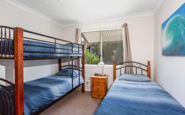 14 Zircon Street Centrally Located Family Home With Covered Deck Close To Patrolled Beach & Shops – Guest Rooms – Rainbow Beach