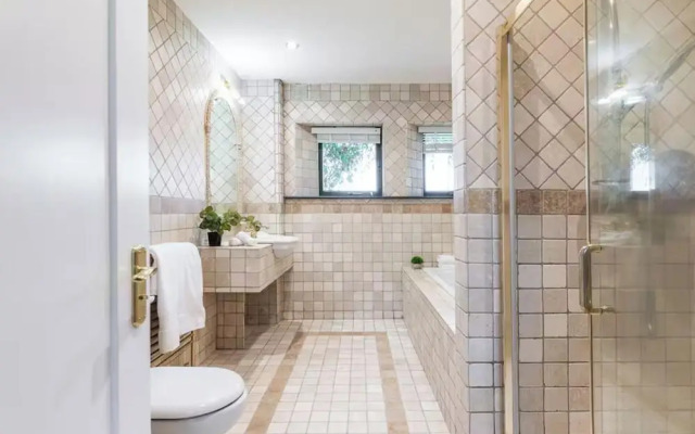 Charming 6-bed Escape- Balconies & Panoramic Views