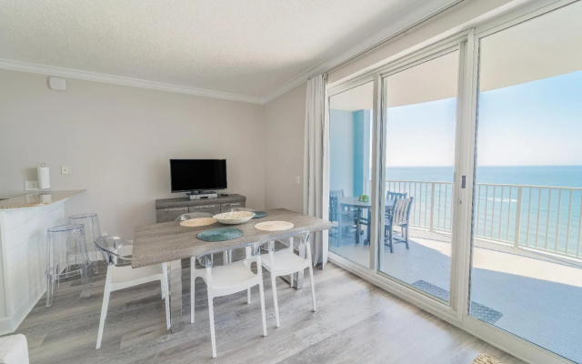 Twin Palms 1703
