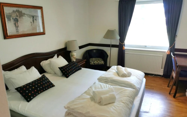 Green Door Hotel
