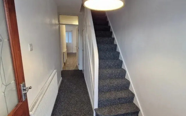 Spacious 3-bed Home -private Garden & Free Parking