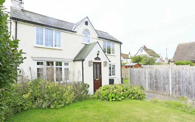 Beautiful Holiday Home in Felixstowe Near Beach