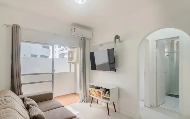 Full 2-bed Apt 80m From the Beach in BC