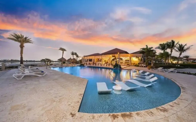 1BR Gold Coast Pools Tennis Gym Security