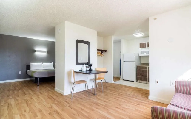 Plano Inn & Suites