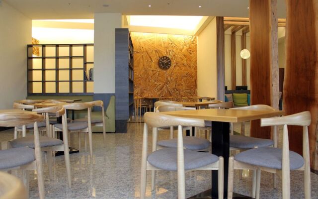 Celebrity 99 Hotel
