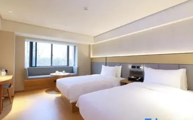 JI Hotel (Shanghai Dishui Lake Subway Station)