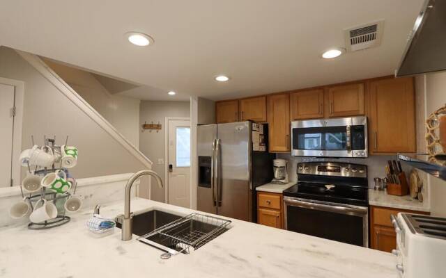 Newly Remodeled Two-story Condo w/ Wifi - Steps From Beach & Dining