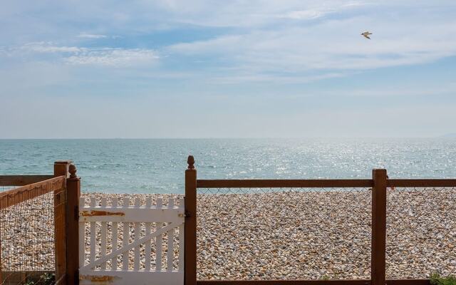 Sunny Seafront Chalet - Sleeps 6