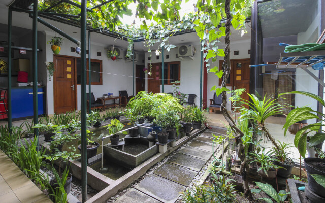 RedDoorz Plus near Hartono Mall