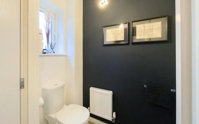 Stunning 4 Bed House With Cinema Room & Parking