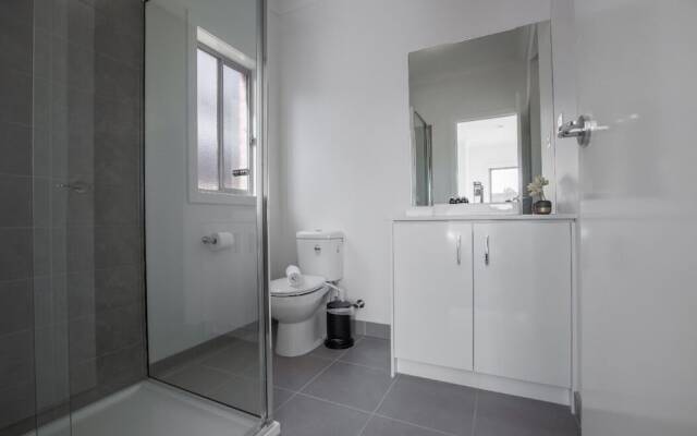 Big Family Fun@ 4 Bedrooms House in Point Cook