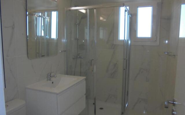 Kermia Court - Beach-front, modern 2 bedroom -sleeps 6