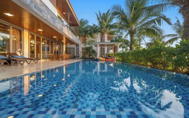 8BR Beachfront Eden: Luxury Events & Getaways