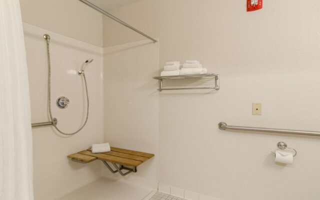 HomeTowne Studios By Red Roof Denver - Glendale/ Cherry Creek