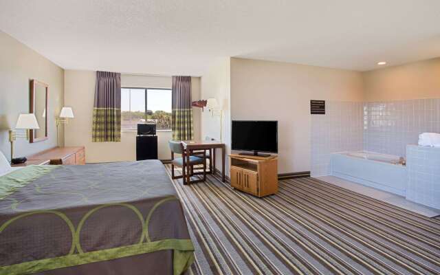 Super 8 by Wyndham Charles City