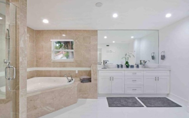Sleek Miami Shores Residence With Hot Tub