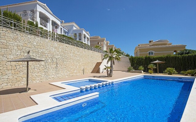 Bungalow - 3 Bedrooms with Pool and WiFi - 104999