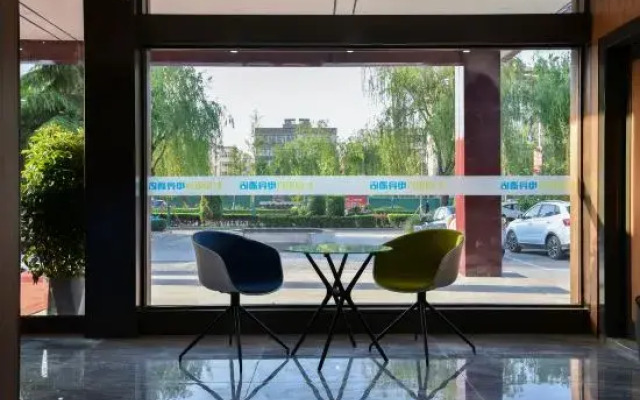 Seven o'clock Sunshine E-sports Hotel (Hebi Xinghe Street Yulong Shopping Center)