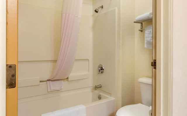 Quality Inn & Suites Lakewood - Denver Southwest