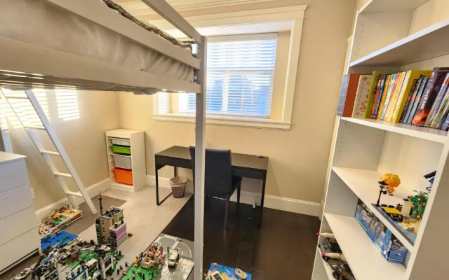 Rare Find Exquisitely New Quiet & Safe Skytrain Home